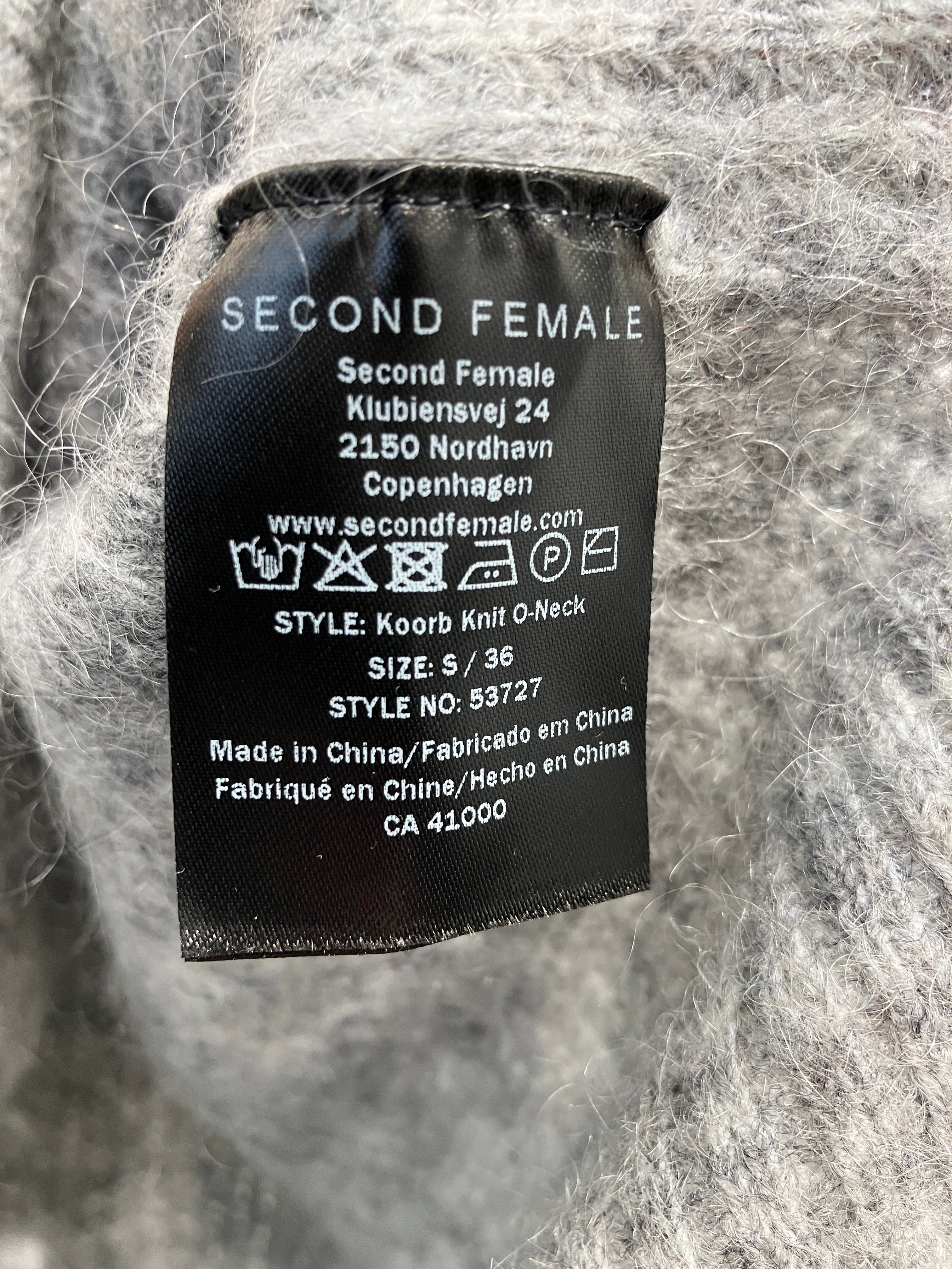Second Female Bluse